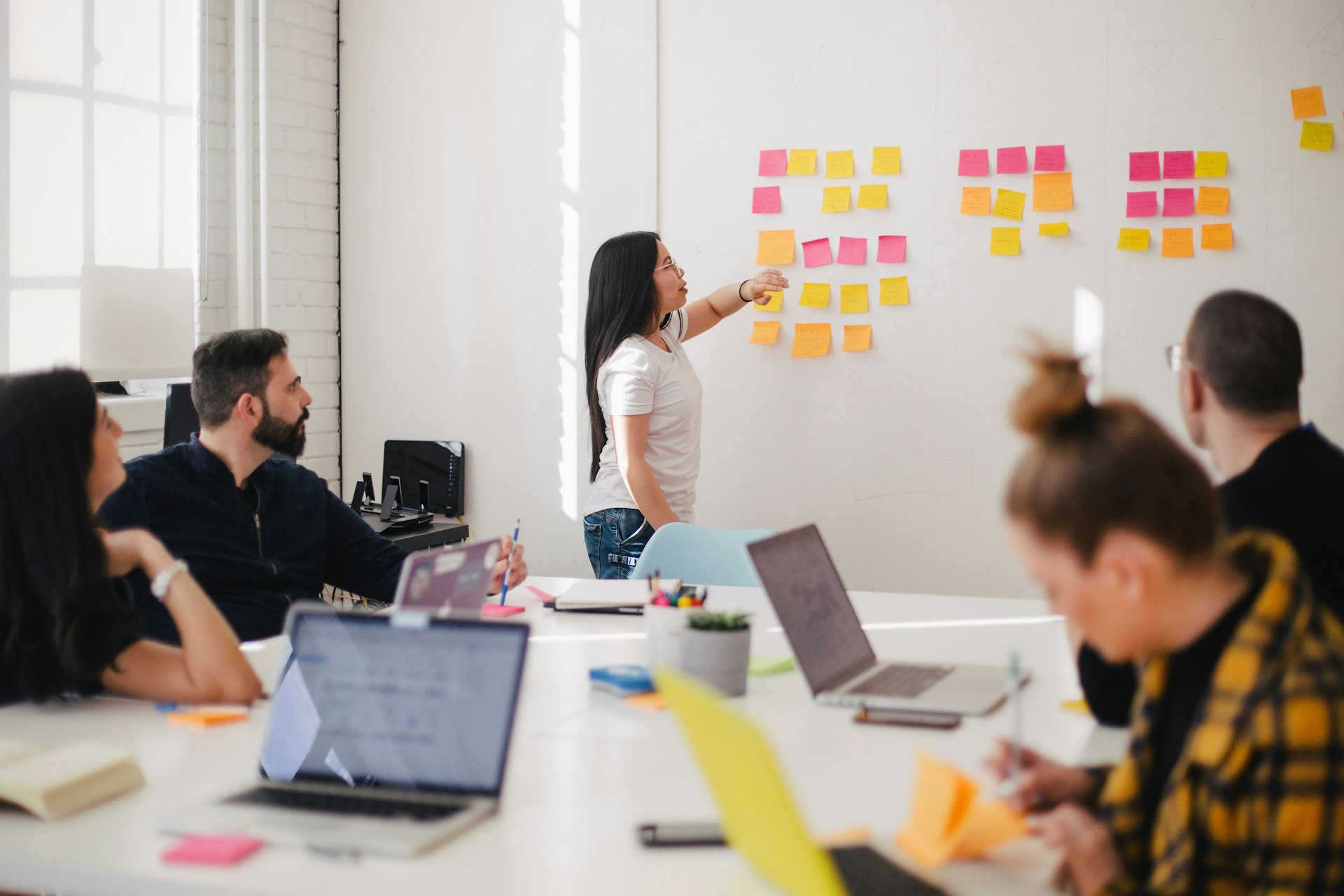 Marketing-Agentur-Team in einer Strategie-Session